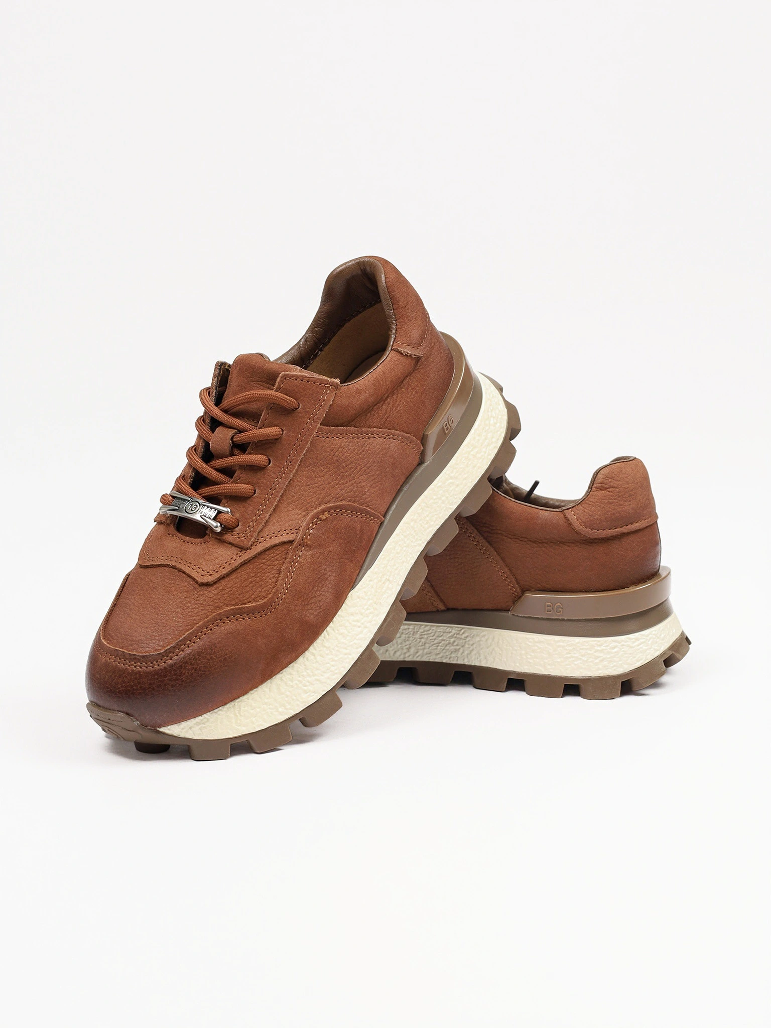 Кроссовки коричневого цвета с пряжкой на рельефной подошве 